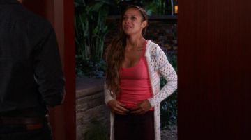 Cárdigan de lana de Rosie Falta (Dania Ramírez) en Devious Maids S4E7