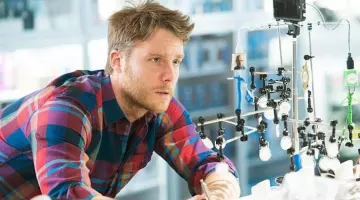 The plaid shirt of Brian Finch (Jake McDorman) in Limitless S01E21