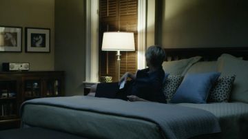 Smartphone Apple iPhone 4S from Claire Underwood (Robin Wright) in House of Cards S01E05