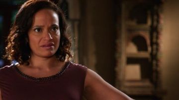 Le haut col chaine de Zoila Diaz (Judy Reyes) dans Devious Maids S4E6