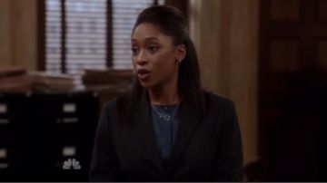 Collar usado por A.D.A. Rose Caliay (Tabitha Holbert) como se ve en Ley y Orden SVU S17E06