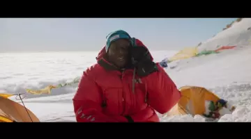 The down jacket red Samy Diakhate (Ahmed Sylla) in Ascension