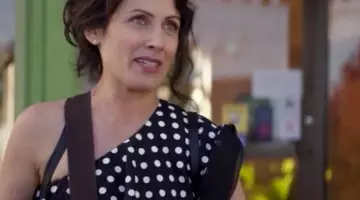 Le top à une épaule de Abby McCarthy (Lisa Edelstein) dans Girlfriends' Guide to Divorce S3E04
