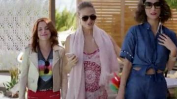 Jo's Tank Top (Alanna Ubach) en Girlfriends' Guide to Divorce S3E04
