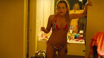 Bikini drapeau confédéré de Krystal (Riley Keough) dans American Honey