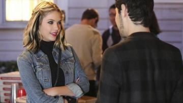 La veste en jean d'Hanna Marin (Ashley Benson) dans Pretty Little Liars
