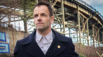 The plaid shirt of Sherlock Holmes (Jonny Lee Miller) in Elementary S04E01