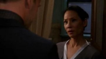 Robe de chambre grise de lucy liu dans elementary joan watson