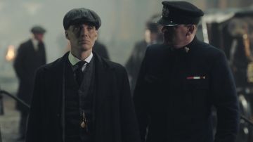 Le manteau long vintage de Thomas Shelby (Cillian Murphy) dans Peaky Blinders S02E01