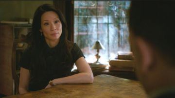 vestido negro asimétrico visto en lucy liu en la primaria joan watson