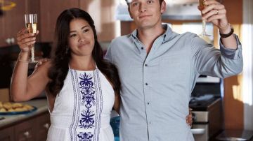 El vestido de playa de ASOS que lució Jane Villanueva (Gina Rodriguez) en Jane the virgin (S03E04)