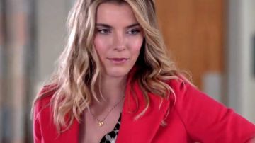 collar visto en la novela de carrie en la enfermera jackie betty gilpin
