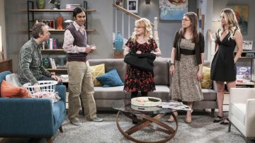 The black dress BCBGMAXAZRIA Penny (Kaley Cuoco) in The Big Bang Theory S10E15