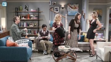 The black dress Penny (Kaley Cuoco) in The Big Bang Theory S10E15