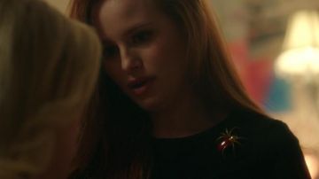 La broche bijou araignée de Cherry Blossom (Madelaine Petsch) dans Riverdale S01E02