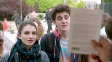 El libro de Christiane Taubira Susurros a la juventud blandido por Denis en Fais pas ci Fais pas ça