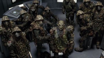 L'au­then­tique cos­tume d'un garde (Leon) du Général Roth'h'ar Sarris dans Galaxy Quest