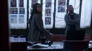Le cardigan 360cashmere de Quinn Perkins (Katie Lowes) dans Scandal S5E16