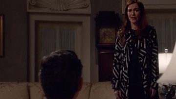 The trench coat Burberry Abby Whelan (Darby Stanchfield) in Scandal S5E10