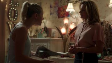 Betty Cooper's (Lily Reinhart) Blue Top en Riverdale S01E03
