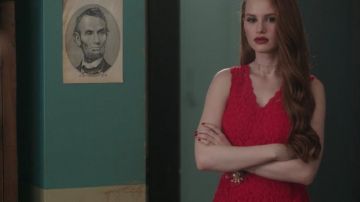 La combishort rouge de Cheryl Blossom (Madelaine Petsch) dans Riverdale S01E03