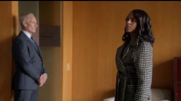 Le manteau Max Mara d'Olivia Pope (Kerry Washington) dans Scandal S5E9