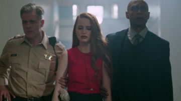 Le haut rouge Ted Baker de Che­ryl Blos­som (Ma­de­laine Petsch) dans Ri­ver­dale