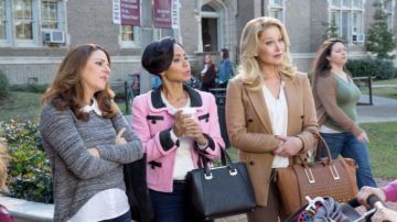 La veste blazer rose Moschino de Stacy (Jada Pinkett Smith) dans Bad Moms