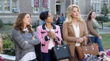 La veste blazer rose Moschino de Stacy (Jada Pinkett Smith) dans Bad Moms