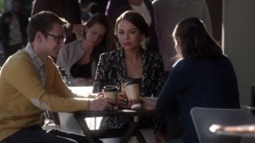 veste vu dans pretty little liars sur mona