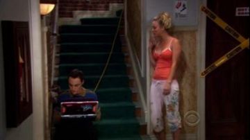 The pyjama bottoms pink and flowery worn and autographed by Penny (Kaley Cuoco) in The Big Bang Theory S02E02