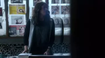 Le cardigan Vince de Quinn Perkins (Katie Lowes) dans Scandal S5E7