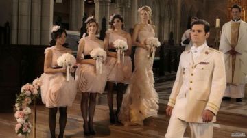 La robe de témoin de mariage Vera Wang portée par Serena van der Woodsen (Blake Lively) dans Gossip girl (Saison 5 Épisode 13)