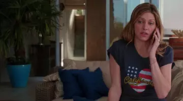 Le t-shirt California de Joss Carver (Jes Macallan) dans Mistresses