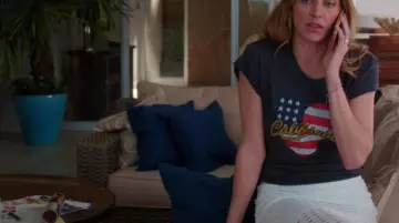 La jupe blanche ajourée de Joss Carver (Jes Macallan) dans Mistresses