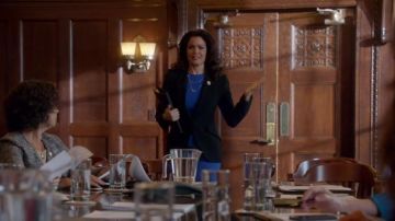 La chaqueta de Alexander McQueen de Mellie Grant (Bellamy Young) en Scandal S5E4
