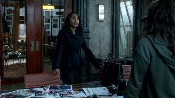 Chaqueta Alexander McQueen de Olivia Pope (Kerry Washington) en Scandal S5E1