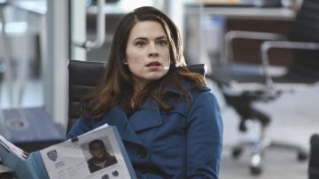 The trench coat Burberry Hayley Atwell (Hayes Morrison) in Conviction