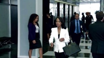 Chaqueta Alexander McQueen de Olivia Pope (Kerry Washington) en Scandal S4E22