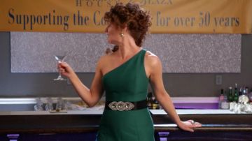 La robe verte d'Evelyn Powell (Rebecca Wisocky) dans Devious Maids S4E5