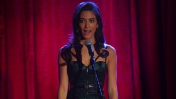 El vestido de satén verde de Daniela Mercado (Sol Rodriguez) en Devious Maids S4E4