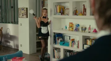 La tenue de femme de ménage sexy portée par Flo Martin (Elodie Fontan) dans le film Alibi.com