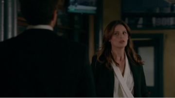 blouse blanche portée par kate beckett stana katic dans castle