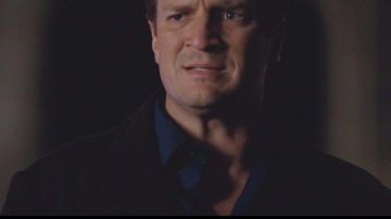chemise bleue portée par richard castle dans castle