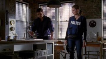 pantalones jean usados por kate beckett en el castillo