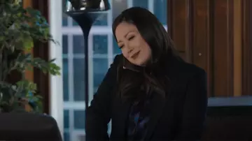 Blazer de l’Agence Chamberlaine porté par Reenie Green (Fiona Rene) comme on le voit dans Tracker (S01E13)