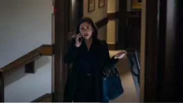 Trench-coat Burberry Chelsea porté par Reenie Green (Fiona Rene) comme on le voit dans Tracker (S01E13)