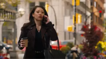 Fourre-tout Ferragamo Amy porté par Reenie Green (Fiona Rene) comme on le voit dans Tracker (S01E13)