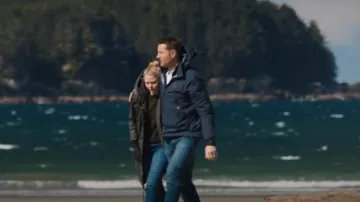 Chaqueta Arc'teryx Beta AR usada por Colter Shaw (Justin Hartley) como se ve en Tracker (T01E13)