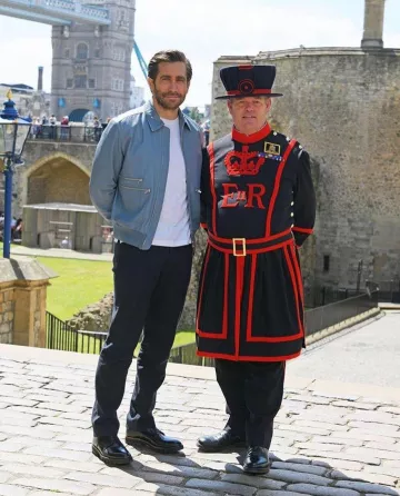 Jake Gyllenhaal porte une veste en cuir bleu clair Hermès pour le photocall londonien de Spider Man : Far From Home Movie le 17 juin 2019